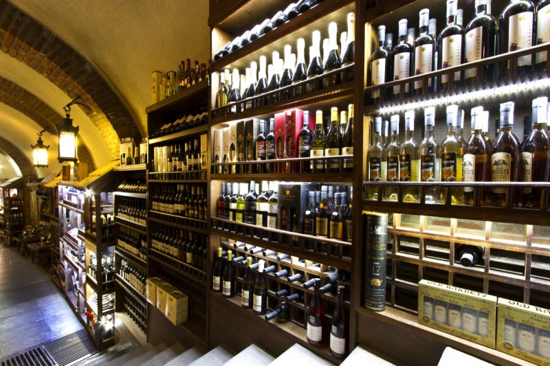 vente-EZE-min_world_street_travel_shop_canon_georgia_wine_bottles-429767